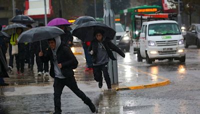 Sistema frontal en la zona centro: ¿Hasta cuándo llueve en Santiago? - La Tercera