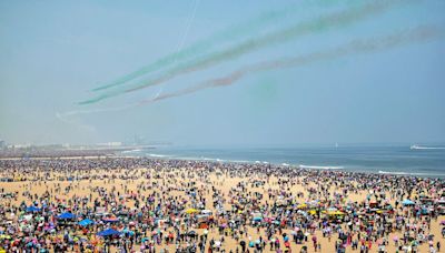 Five dead and over 100 hospitalised after Indian air show in 36C heat