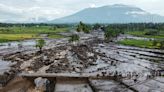 Erupção de vulcão, chuvas e enchentes castigam Indonésia no fim de semana
