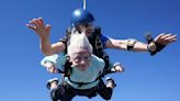 Una mujer de 104 años consigue un nuevo récord al ser la más longeva del mundo en lanzarse en un paracaídas