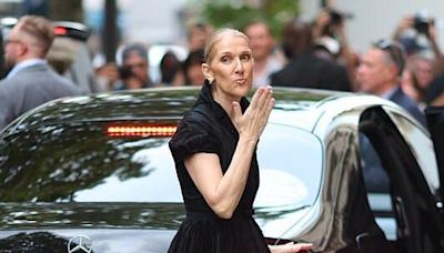 Céline Dion à Paris : en jupe évasée, la chanteuse la joue comme Carrie Bradshaw