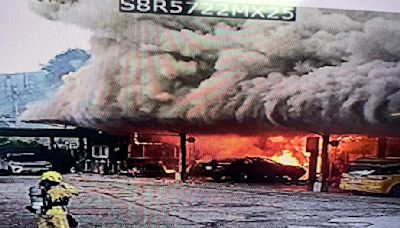 基隆中華路修車廠凌晨大火 機油燒成火球多輛車被毀