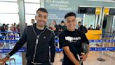 El inesperado famoso que viajó con Thiago Almada y Ángel Correa en el avión rumbo a Qatar