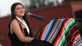 Primera ceremonia de graduación latina del distrito de Fresno con mariachis y folclor