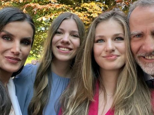 Se viralizan fotos de la reina Letizia, el rey Felipe y sus hijas