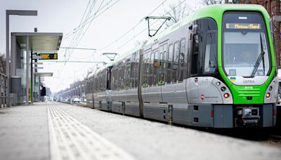 In Hannover - Jugendliche stoßen Frau (56) vor Straßenbahn und flüchten