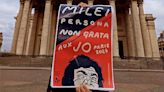 Aparecieron carteles en las calles de París que declaran a Milei "persona no grata" | El Presidente arribó con su hermana, Karina
