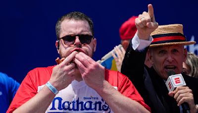 Bartoletti y Sudo ganan concurso anual de comer hot dogs de Nathan's Famous