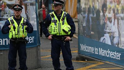 La Policía de Mánchester suspende a un agente tras patear la cabeza de un sospechoso en el aeropuerto