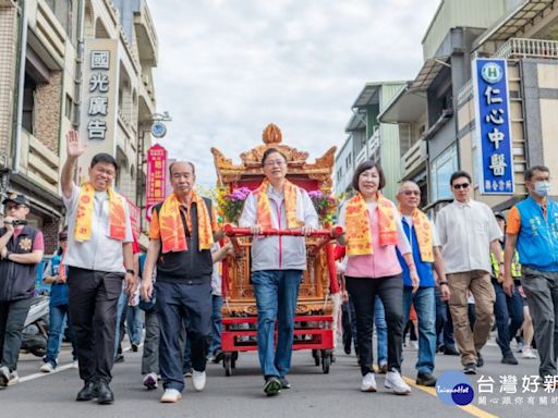 龍潭龍元宮建廟200年祈安遶境 張善政扶轎祈福市民安康