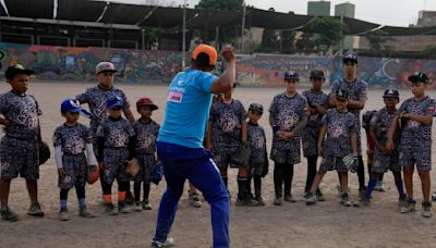 El béisbol, casi desconocido en Perú, se convierte en refugio de niños y sus familiares venezolanos