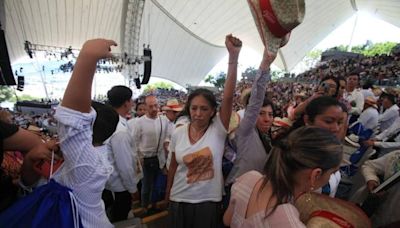 Gobierno de Oaxaca “celebra” Guelaguetza, pero violenta a cineasta mixteca y fotógrafo de EL UNIVERSAL