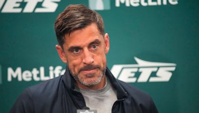 Aaron Rodgers, Robert Saleh disagree on cadence causing false starts in Jets' loss to Broncos