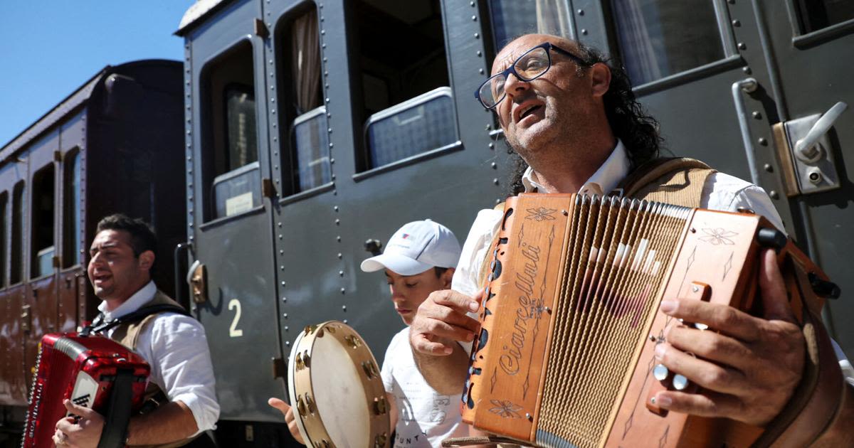 Italy's vintage trains lure tourists off beaten track