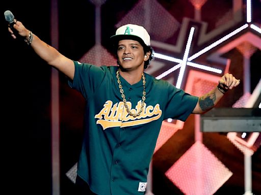 Bruno Mars anuncia show em 17 de outubro em Brasília