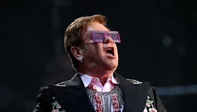 Elton John leiloa guarda-roupa para arrecadar fundos contra a sida