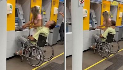 [Video] Aprovechada mujer arrastró en silla de ruedas a sujeto moribundo hasta el cajero