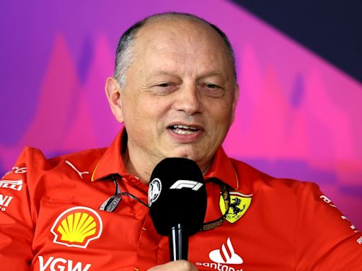 El jefe de Ferrari empieza la guerra psicológica con Mercedes: "Dicen que Russell es más rápido que Hamilton..."