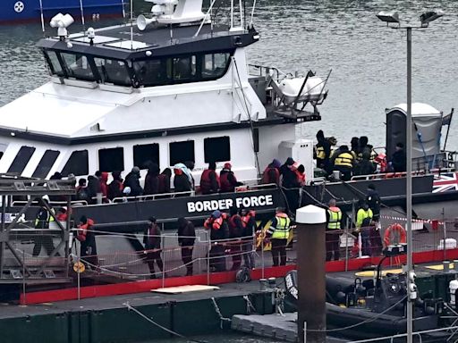 El Parlamento británico cede ante Sunak y da luz verde a la deportación de inmigrantes a Ruanda