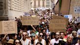 Moreno Bonilla tumba una tasa al visitante que recaudaría 220 millones en plena ola de protestas por la turistificación