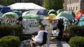 Manifestantes en Universidad de Columbia desafían ultimátum para desmantelar campamento