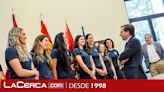 Almeida recibe al equipo femenino del Club Voleibol Madrid, tras su ascenso a primera división