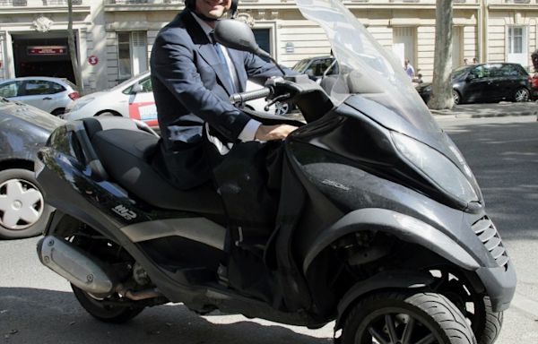 Hollande's love affair scooter auctioned off in France
