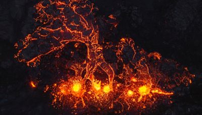 火之噴泉！冰島火山噴發絕美如燦爛花火 遊客冒死衝 | 國際焦點 - 太報 TaiSounds