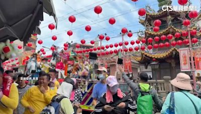 北港「迓媽祖」 藝閣花車突拋「拖把」嚇壞民眾