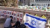 Estudiantes de la Universidad de Columbia colocan banderas de Israel frente a la sentada propalestina