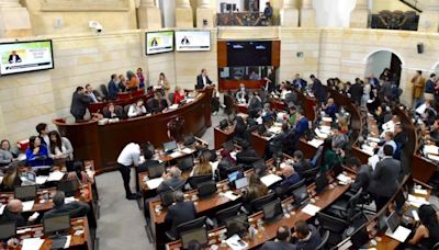 Salario de congresistas en Colombia aumenta a $48 millones mensuales: gobierno Petro firma decreto