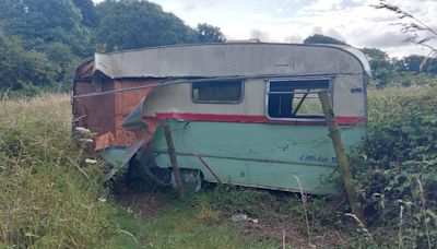 Owners of Cotswolds beauty spot use old caravans to fence off site