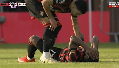 Luis Sinisterra volvió de lesión con Bournemouth, pero sintió molestia y salió llorando