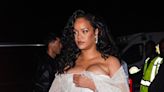 Rihanna se apodera de Nueva York con un espectacular vestido de red con pedrería y sandalias de tiras