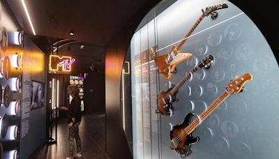 Un museo de la historia del rock reúne 45 guitarras legendarias en España