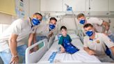 El Barça Atlètic visita a los niños ingresados en el Hospital Vall d'Hebron