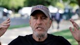 El comediante Jon Stewart se enfurece por el rechazo de republicanos a ayuda de salud para veteranos
