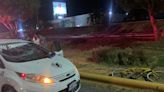 Taxi arrolla a ciclista en Gómez Palacio y lo manda al hospital