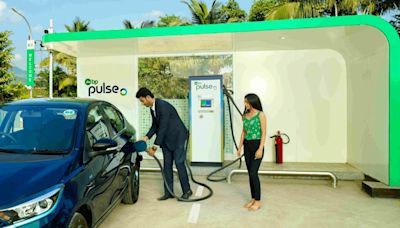 Reliance Industries director Anant Ambani and bp CEO Murray Auchincloss open Jio-bp's 500th EV-charging station