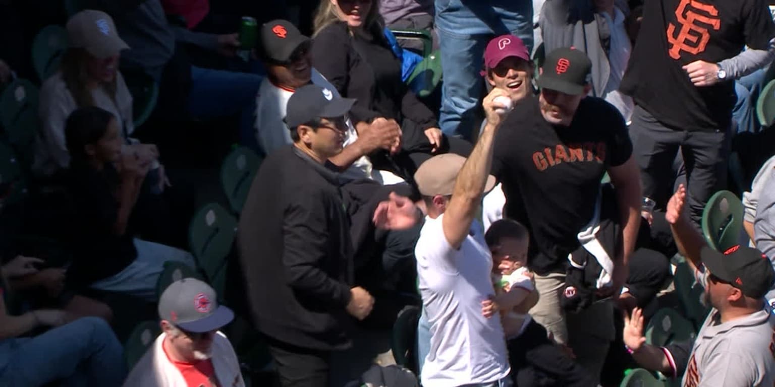 Giants fan catches foul with baby in other arm