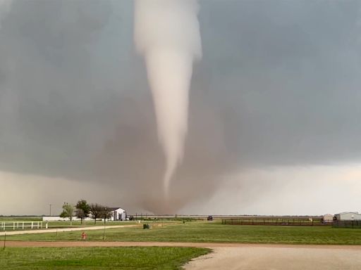 Captan en video potentes tornados arrasando en poblados al oeste de Texas