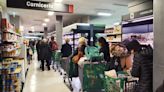 Una trabajadora de un supermercado utiliza las pegatinas de descuento para comprar los productos más baratos en otra tienda y su compañera no da crédito