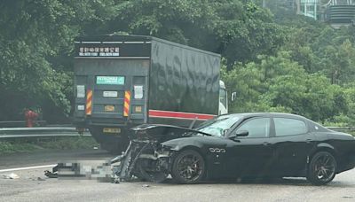 大埔吐露港公路私家車撞壆 司機有驚無險 往上水部份行車線封閉