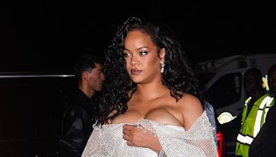 Rihanna se apodera de Nueva York con un espectacular vestido de red con pedrería y sandalias de tiras