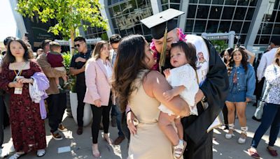 ‘Tengo un propósito’: Graduados de Sac State celebran en ceremonias récord