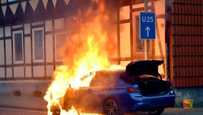 Wolfenbüttel: BMW fängt plötzlich Feuer! Dann muss alles ganz schnell gehen