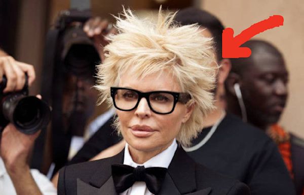 Lisa Rinna Ditched Her Iconic Brunette Hair For Platinum Blonde For The First Time Ever, And People Have Jokes