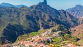 El pueblo español escondido entre montañas y sobre una caldera esculpida por volcanes