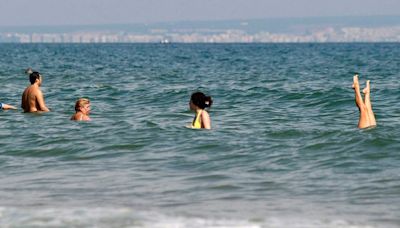 Muere un matrimonio octogenario en la playa en Alicante: él de un infarto y ella al socorrerle