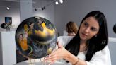 Artista paraguaya destaca en Doha con pinturas sobre balones